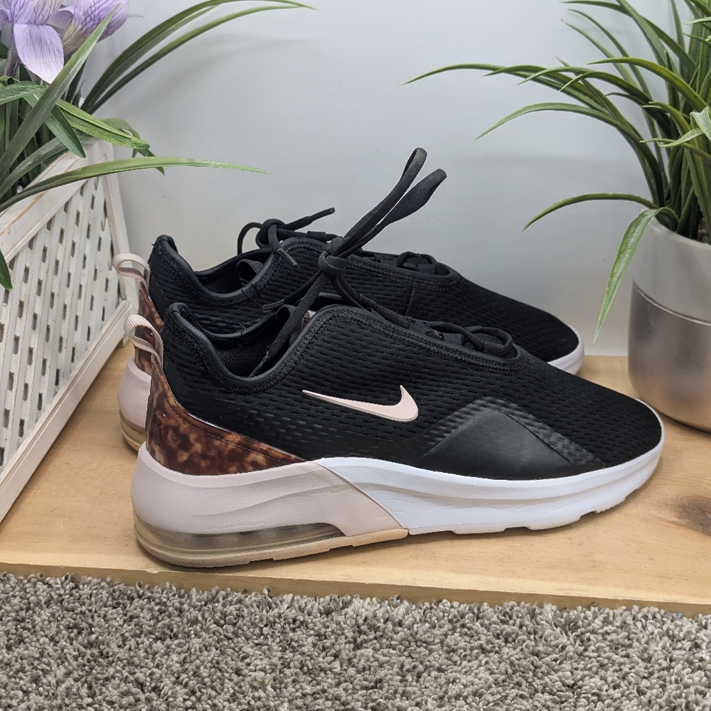 Nike Air Max Motion 2 Women's Size 9.5 Running Walking Shoes Casual Comfort